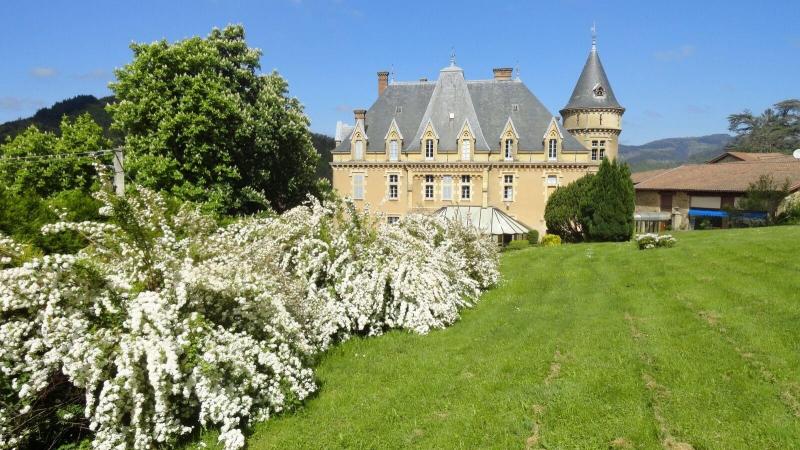 chateau (castle)